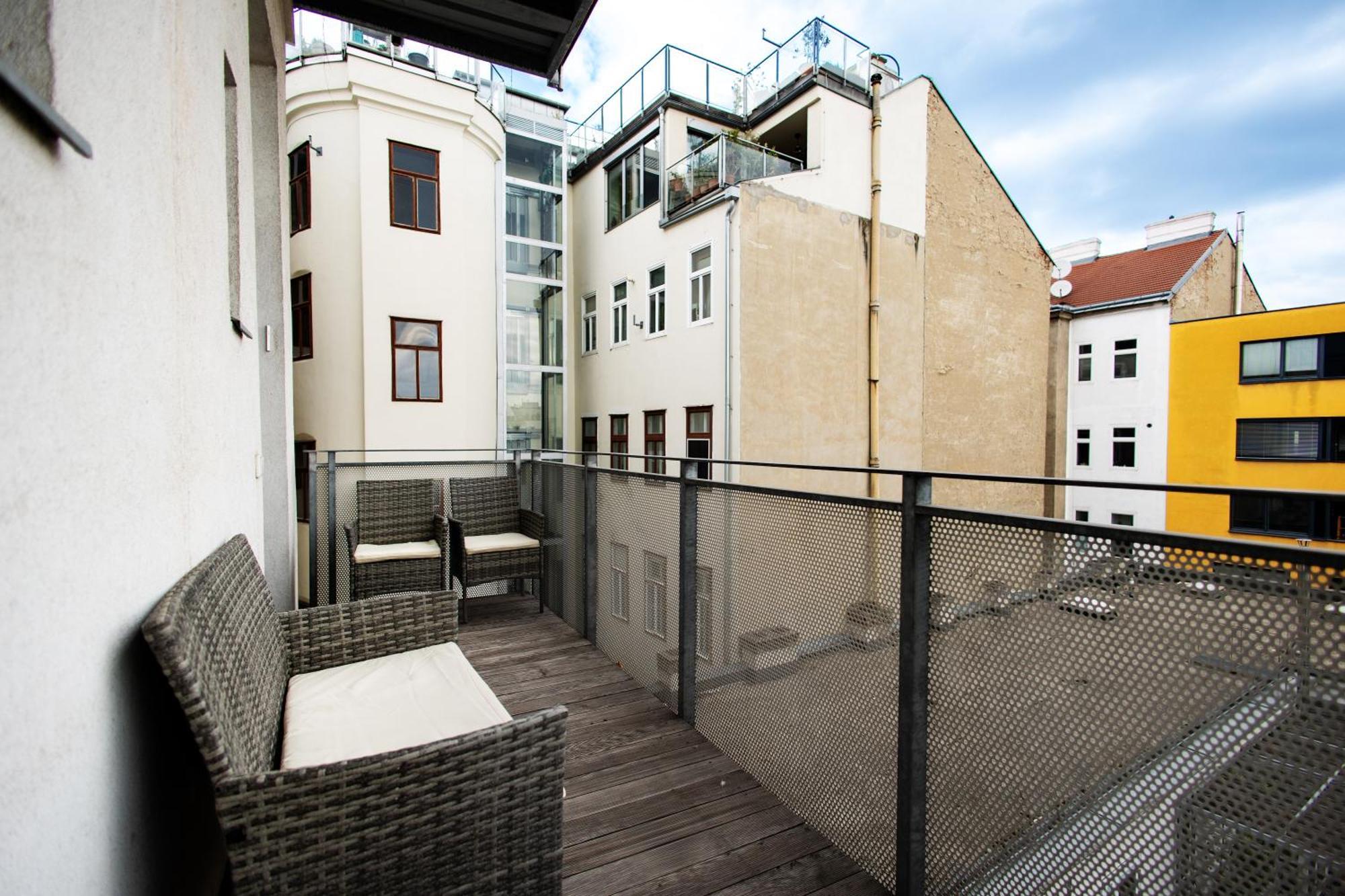 4 Red Star 8 Apartment