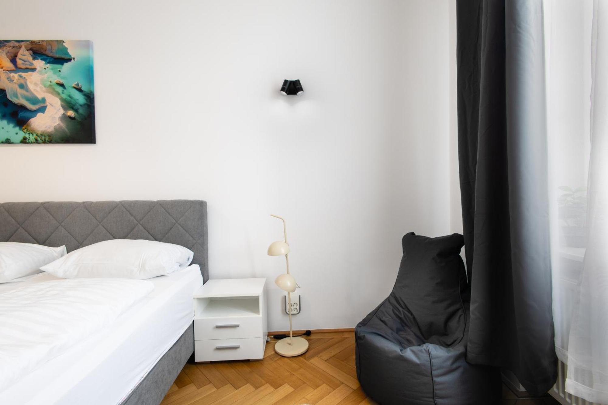 4 Red Star 8 Apartment
